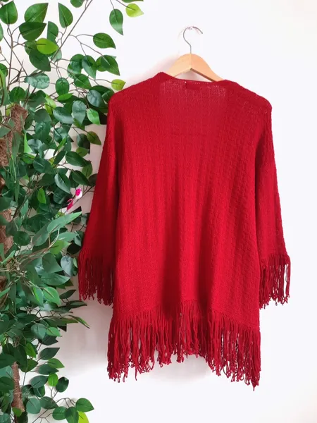 cardigan kimono em tricô vermelho com franjas