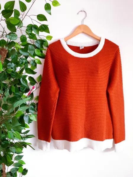 suéter de tricô laranja com branco hering