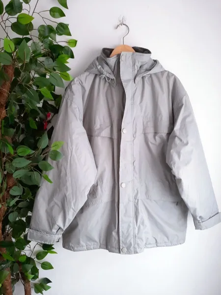 casaco puffer acolchoado cinza com capuz