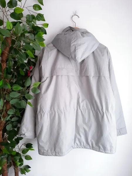 casaco puffer acolchoado cinza com capuz
