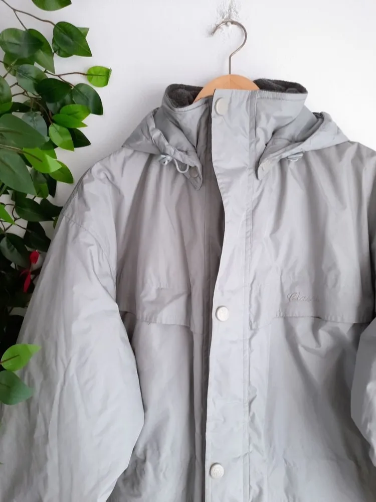 casaco puffer acolchoado cinza com capuz