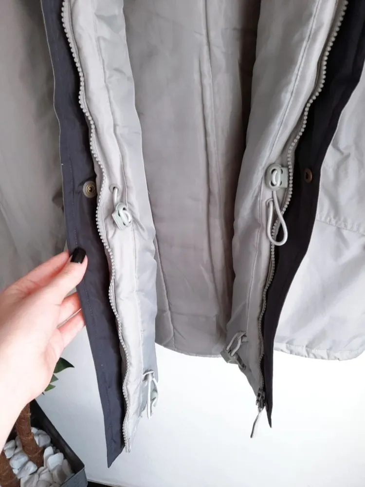 casaco puffer acolchoado cinza com capuz