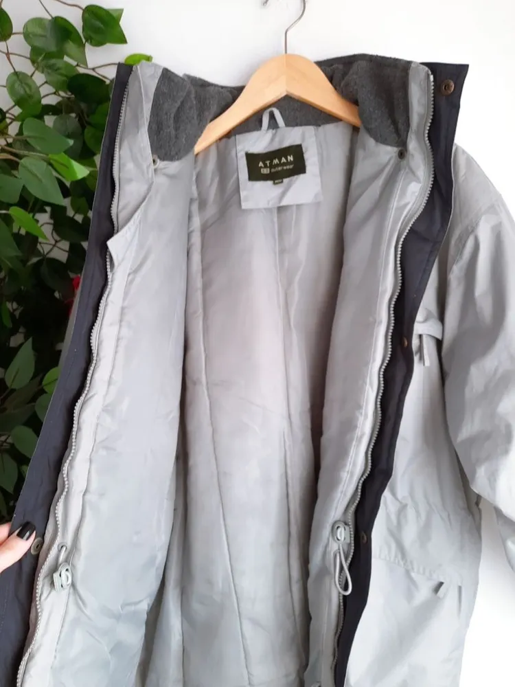 casaco puffer acolchoado cinza com capuz