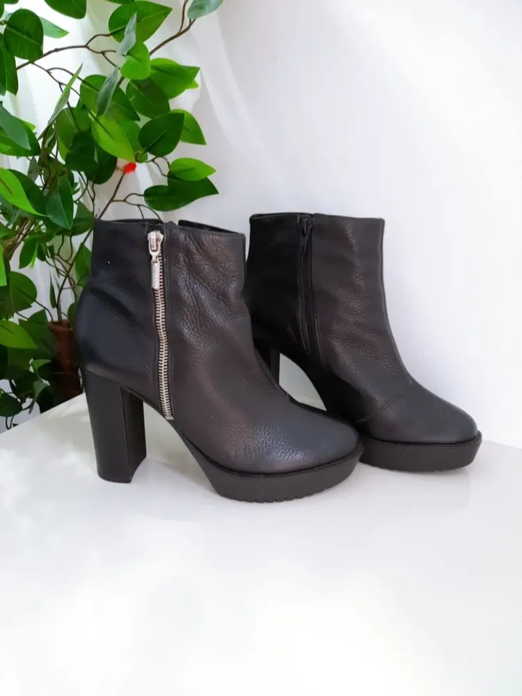 bota couro legítimo preta arezzo