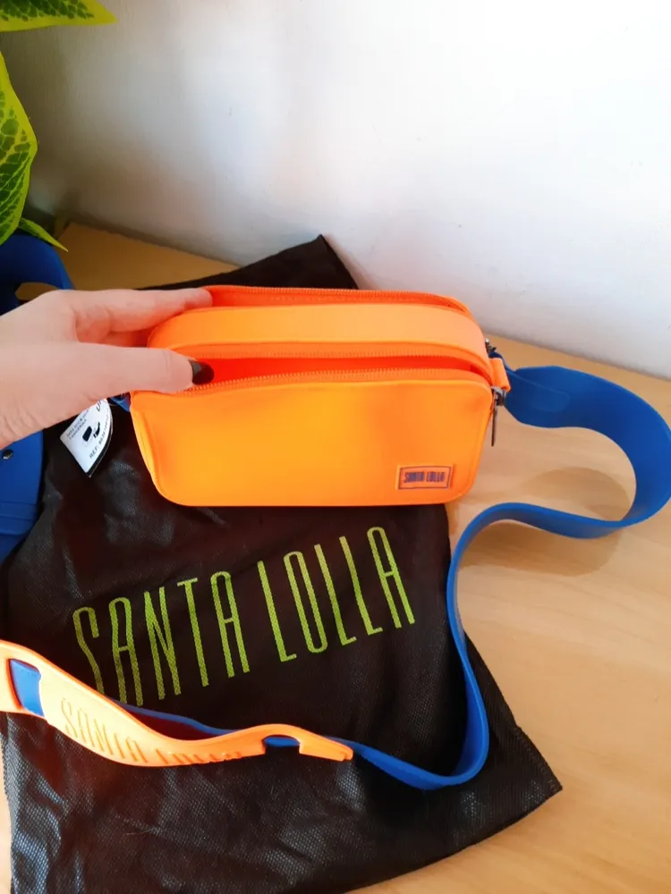 bolsa santorini emborrachada santa lolla laranja com azul
