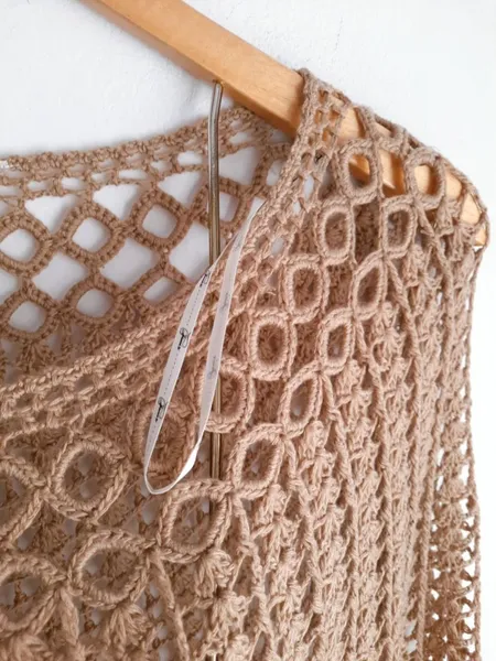 poncho de tricô alongado bege
