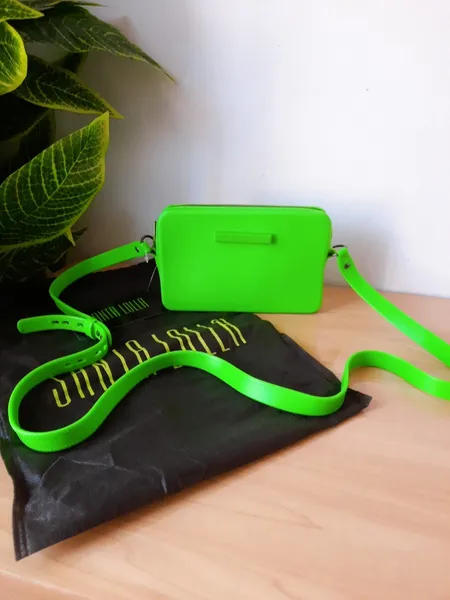 bolsa transversal verde neon santa lolla
