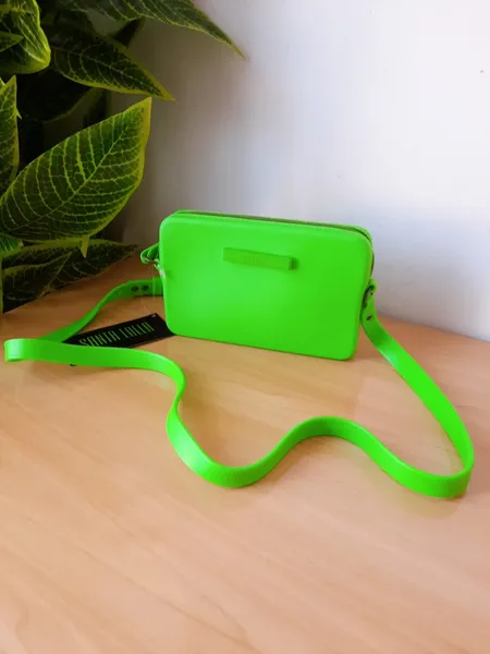bolsa transversal verde neon santa lolla