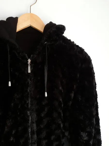 casaco moletom plush teddy preto com capuz
