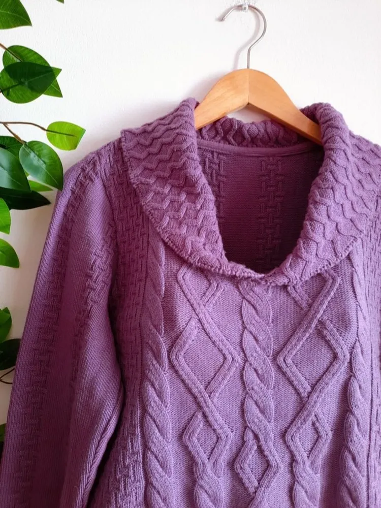 suéter de tricô roxo