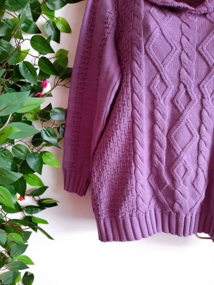suéter de tricô roxo