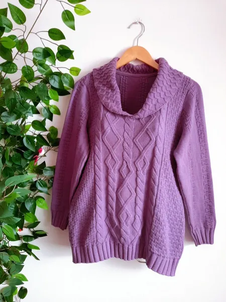 suéter de tricô roxo