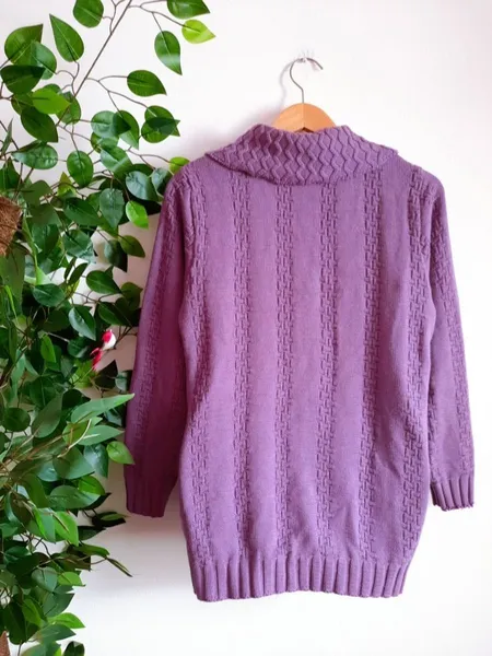 suéter de tricô roxo
