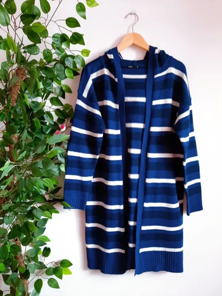 cardigan de tricô listrado alongado com capuz