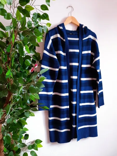 cardigan de tricô listrado alongado com capuz