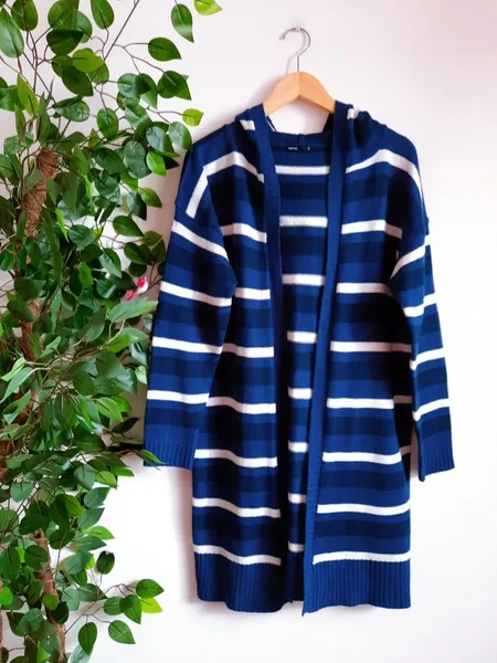 cardigan de tricô listrado alongado com capuz