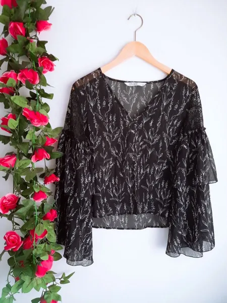 blusa floral preta da zara