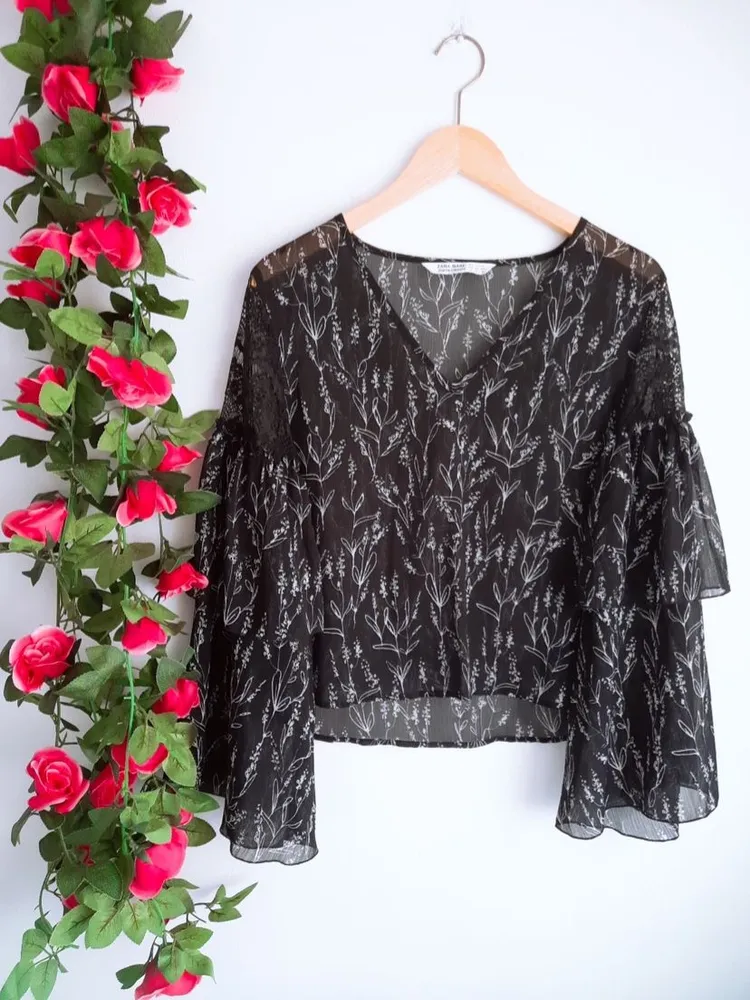 blusa floral preta da zara
