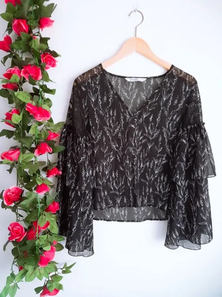 blusa floral preta da zara