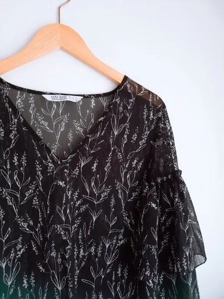 blusa floral preta da zara