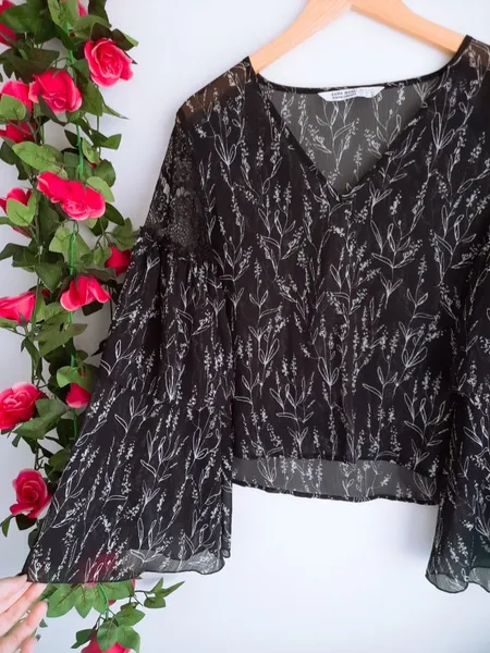 blusa floral preta da zara