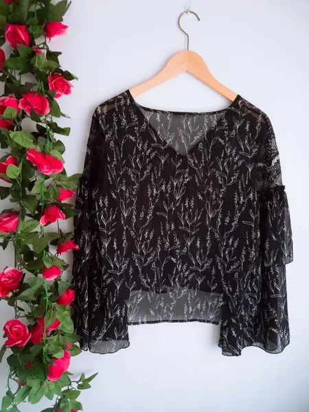 blusa floral preta da zara