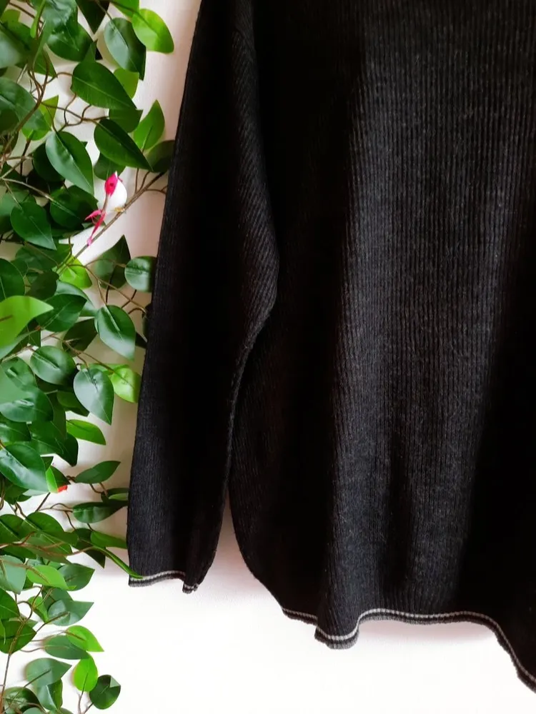 suéter de lã em tricô preto