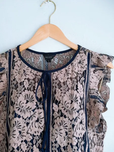 blusa bordada peplum azul com rosa yessica