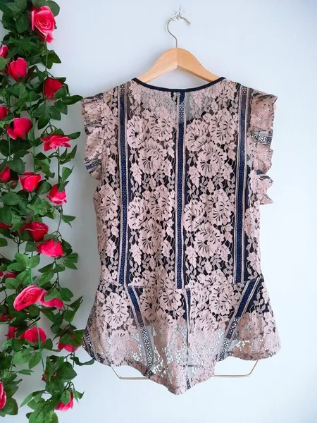 blusa bordada peplum azul com rosa yessica