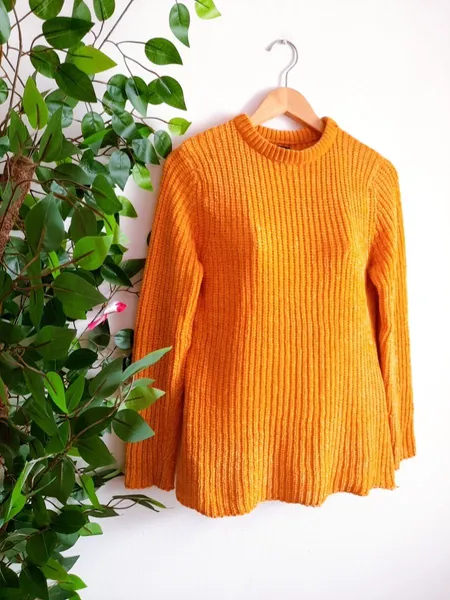 suéter de tricô amarelo soft