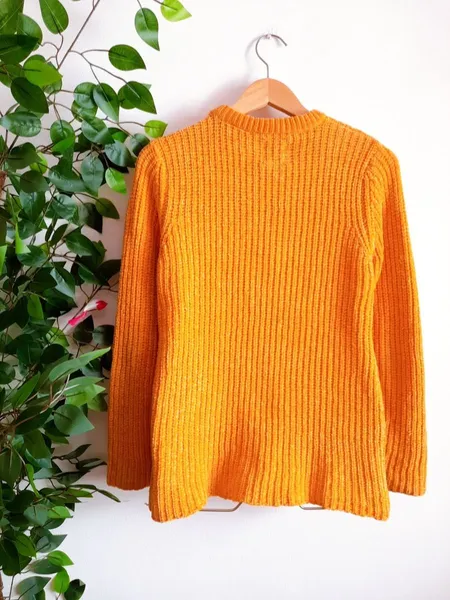 suéter de tricô amarelo soft
