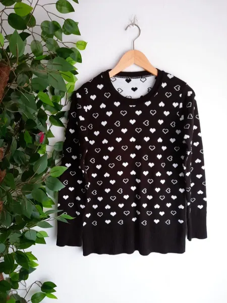 suéter de tricô coração preto e branco