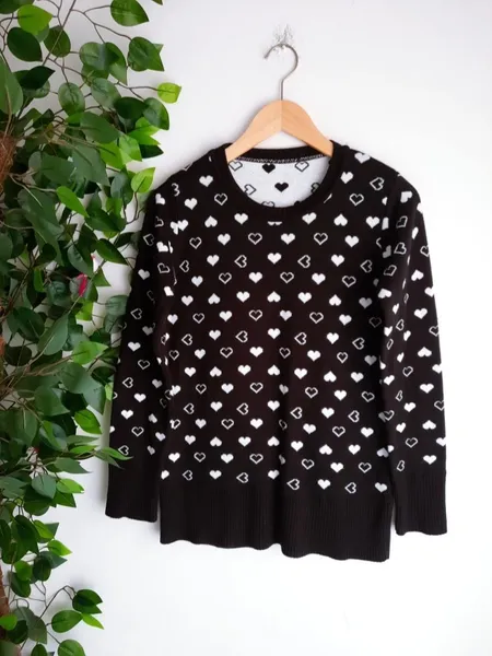suéter de tricô coração preto e branco