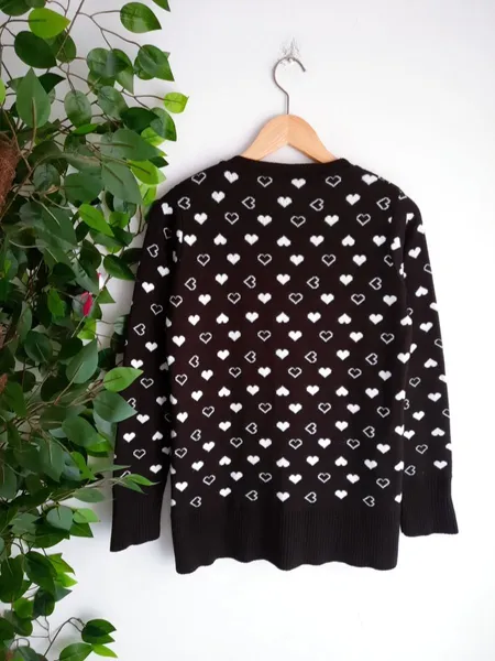suéter de tricô coração preto e branco