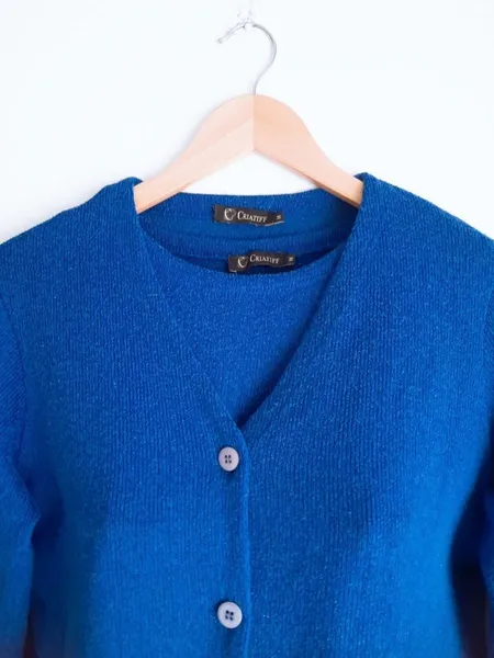 conjunto casaco e blusa de tricô azul royal