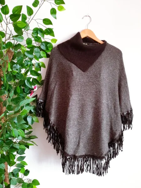 poncho de lã marrom mesclado com couro