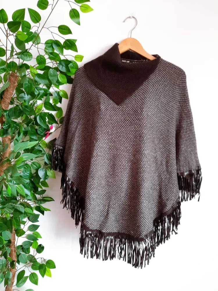 poncho de lã marrom mesclado com couro