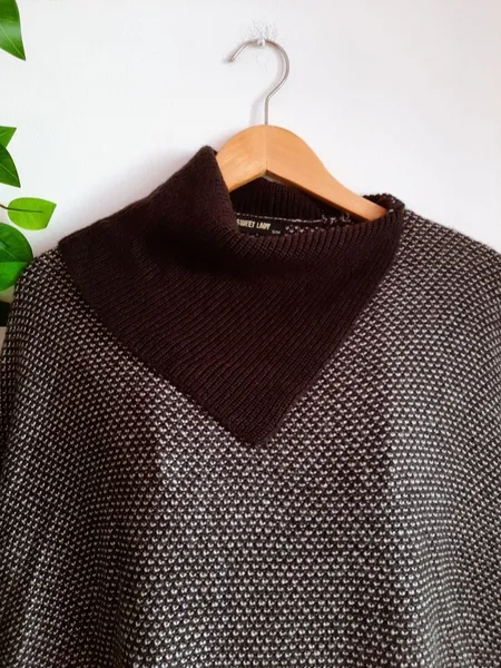 poncho de lã marrom mesclado com couro