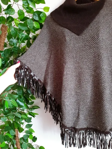 poncho de lã marrom mesclado com couro