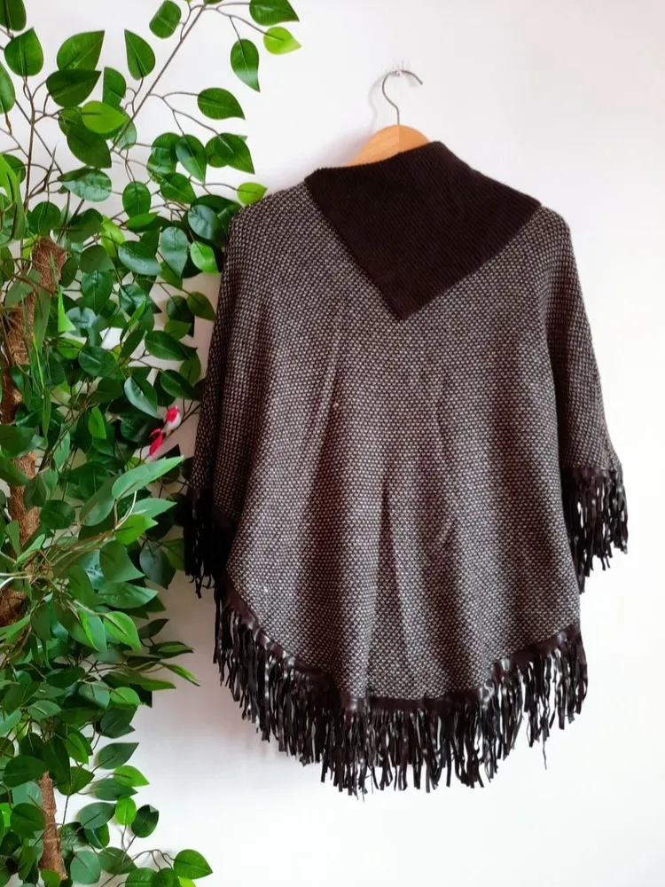 poncho de lã marrom mesclado com couro