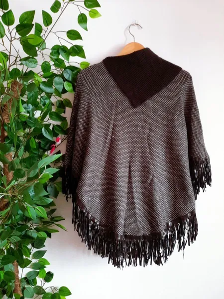 poncho de lã marrom mesclado com couro