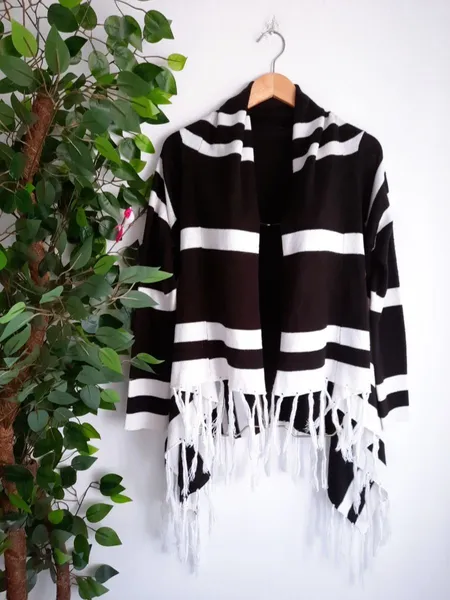 cardigan de tricô preto e branco com franja