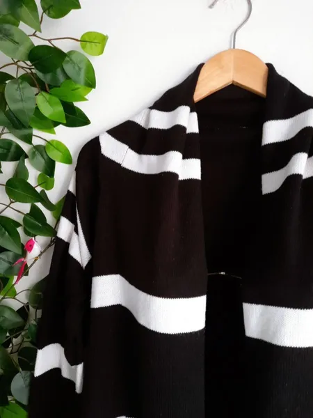 cardigan de tricô preto e branco com franja