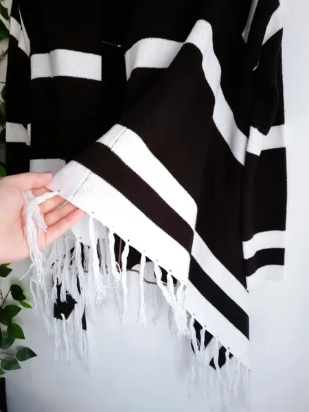 cardigan de tricô preto e branco com franja
