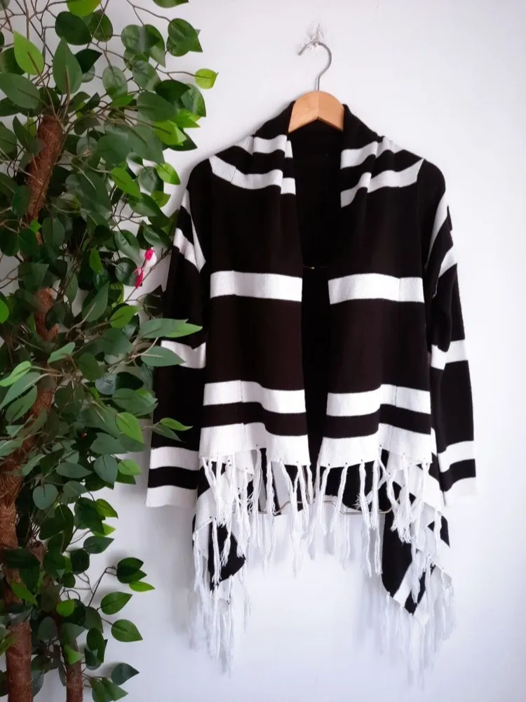 cardigan de tricô preto e branco com franja