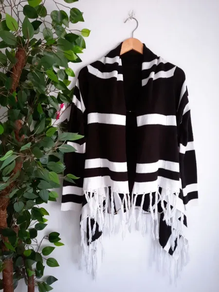 cardigan de tricô preto e branco com franja