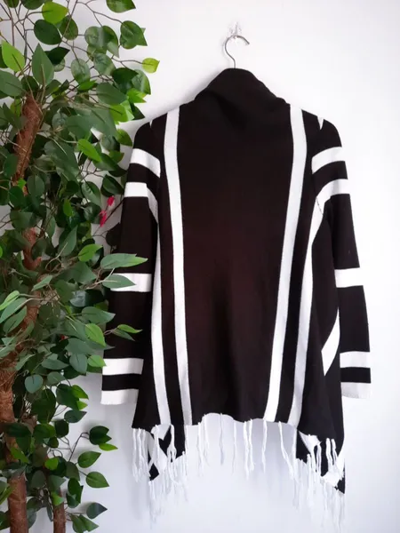 cardigan de tricô preto e branco com franja