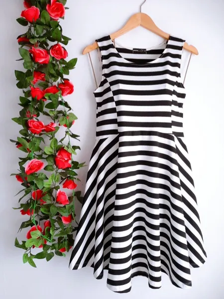 vestido listrado evasê preto e branco