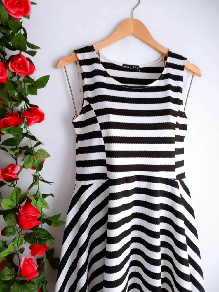 vestido listrado evasê preto e branco