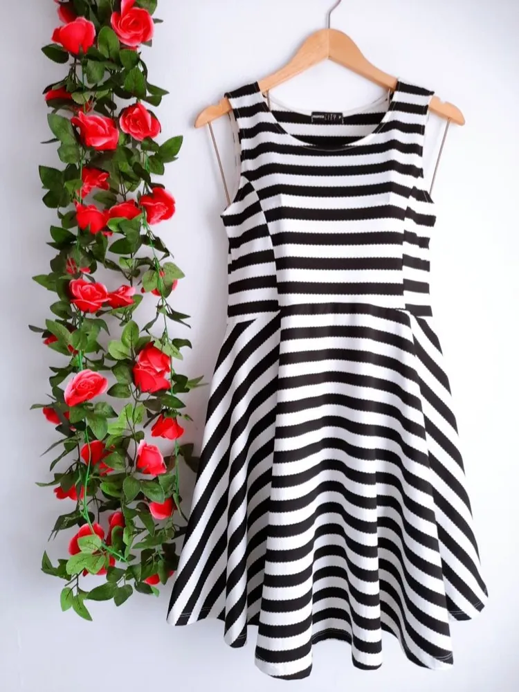 vestido listrado evasê preto e branco